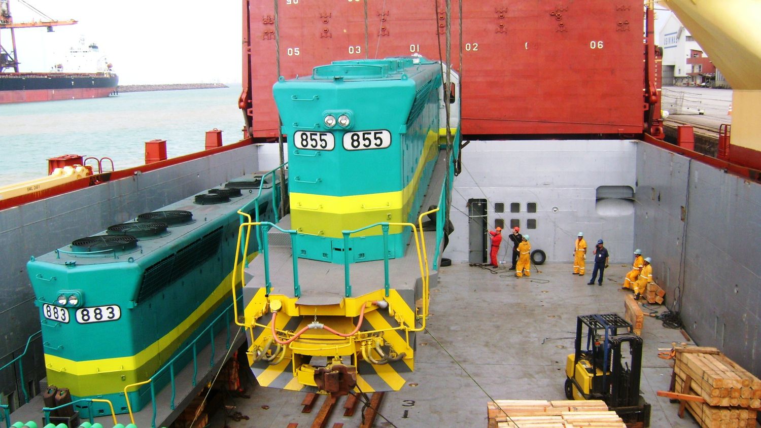 Portão de casa foi derrubado durante a briga | Foto: Leitor / FZ