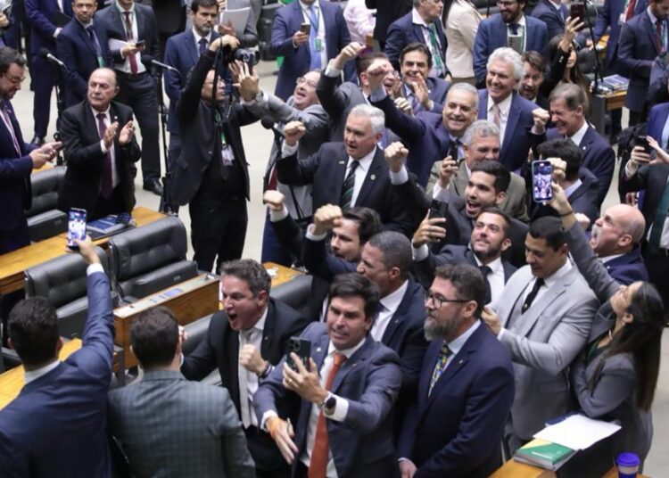 Foto oficial da Câmara dos Deputados após a aprovação da redação
