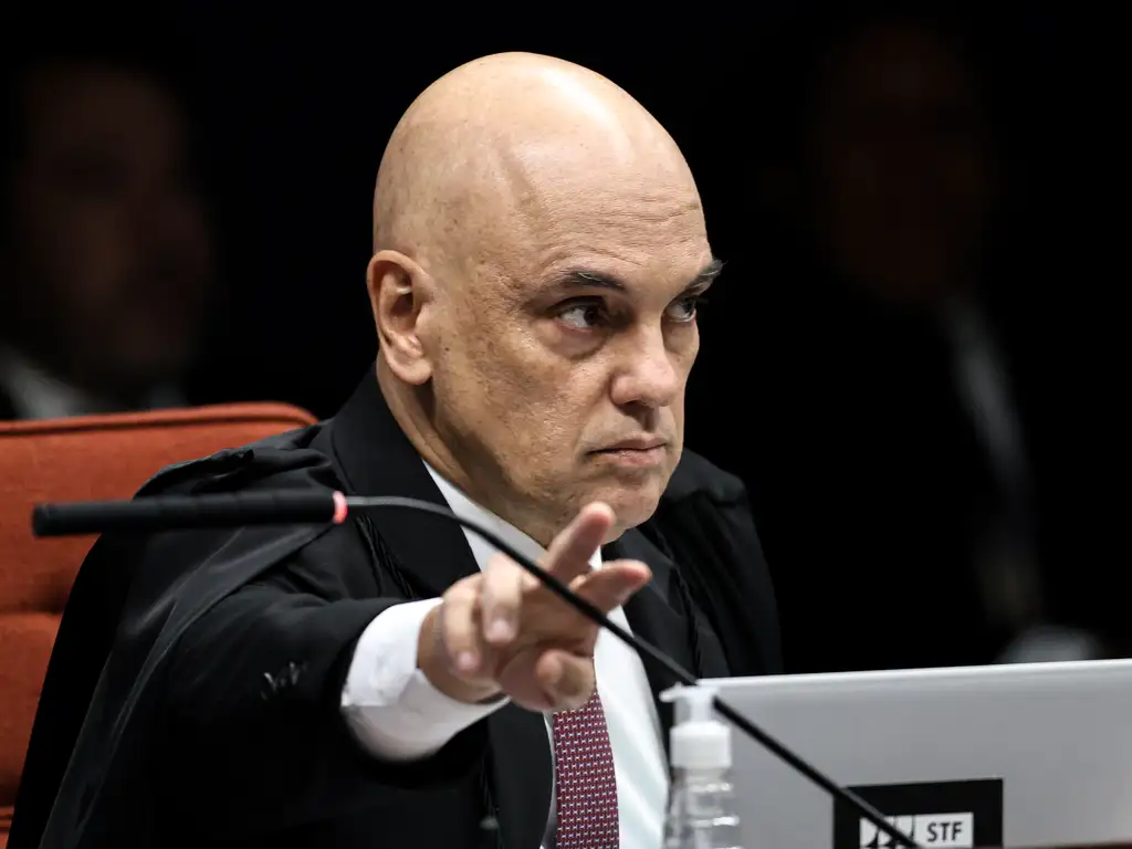 Decisão de Alexandre de Moraes manda Bolsonaro cumprir pena em regime fechado