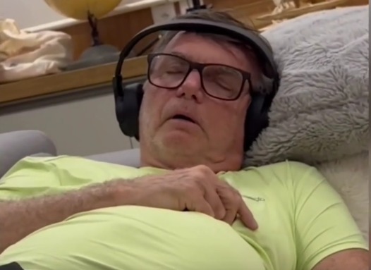 Carlos divulga vídeo e diz que Bolsonaro enfrenta “situação terrível” de saúde