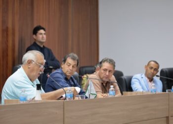 Vereadores ao lado do presidente da Câmara Eugênio Leiteiro (de azul) | Foto: Rodrigo Estrela / Folha Z