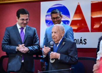 Advogado completa 72 anos de advocacia e recebe homenagem do presidente da OAB-GO, Rafael Lara