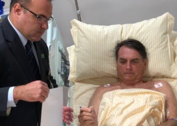Bolsonaro deixa custódia para cirurgia no Natal com vigilância da PF