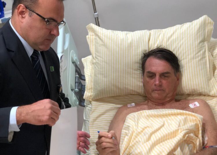 Bolsonaro deixa custódia para cirurgia no Natal com vigilância da PF