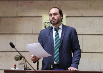 Carlos Bolsonaro durante anúncio que faria a renúncia de seu mandato | Foto: CMRJ