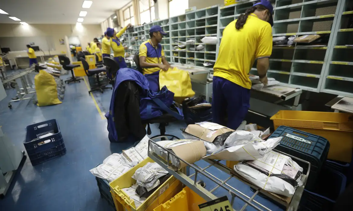 Em crise, Correios anunciam fechamento de agências e demissões voluntárias