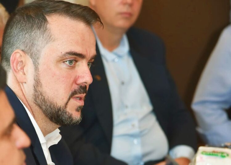 Movimento silencioso: Mendanha discute com Gayer saída da disputa pelo Senado