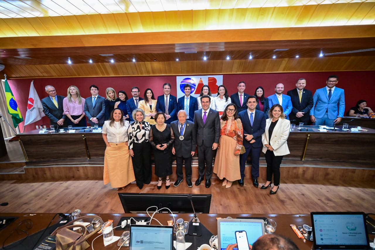 Advogado completa 72 anos de advocacia e recebe homenagem do presidente da OAB-GO, Rafael Lara