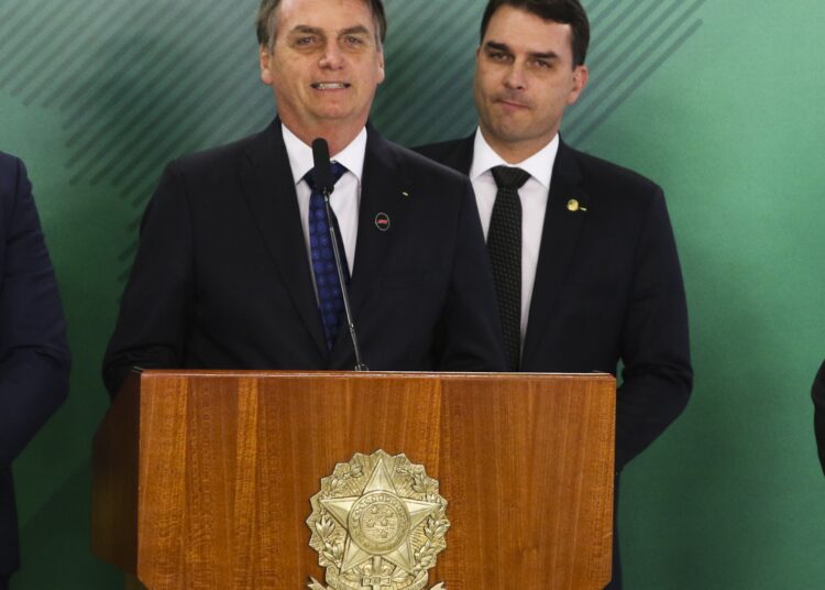 Jair Bolsonaro e o seu filho Flávio durante o seu mandato | Foto: Agência Brasil