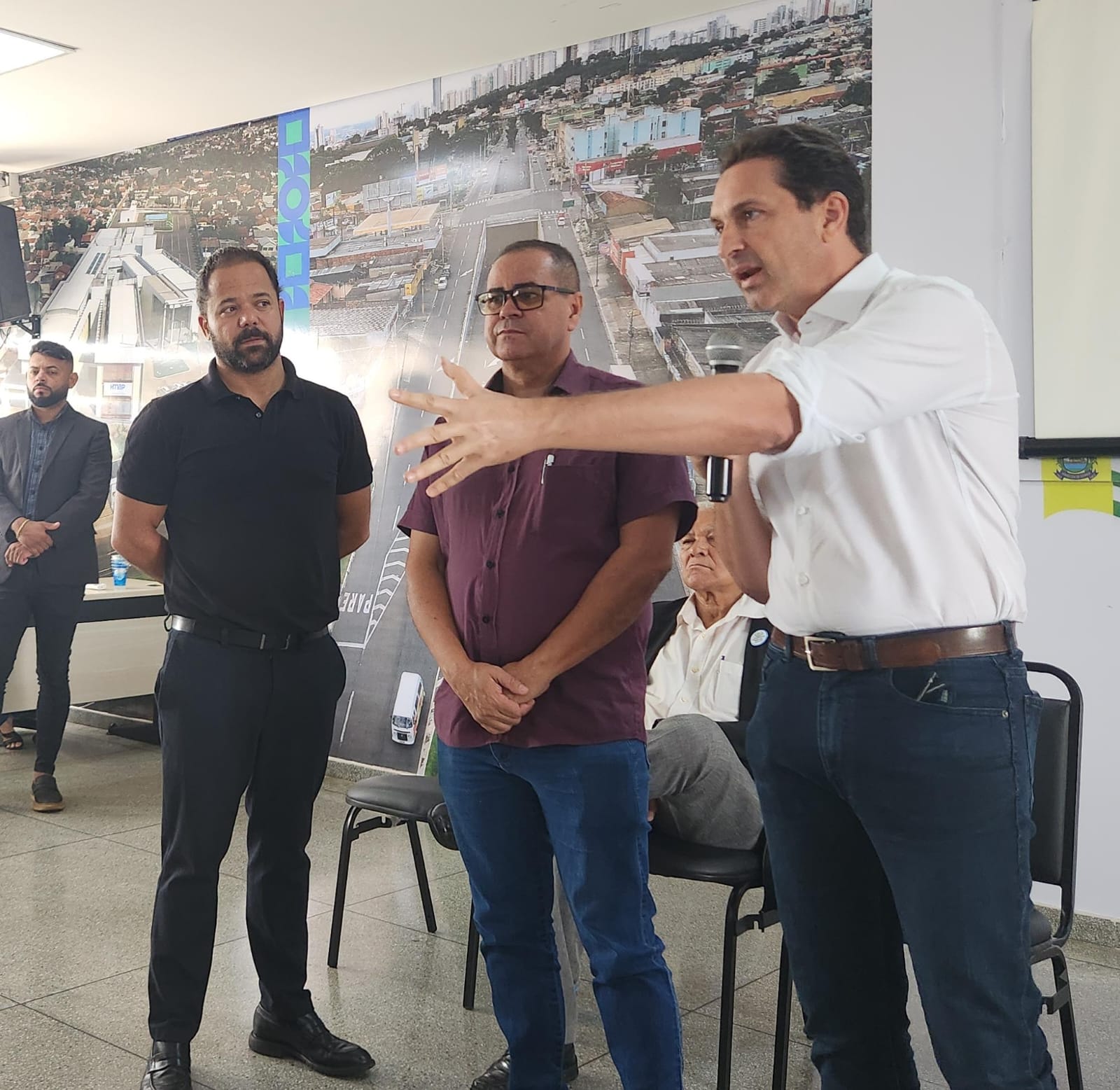 Líderes pressionam, prefeito responde: Leandro mostrou que não vai enrolar ninguém