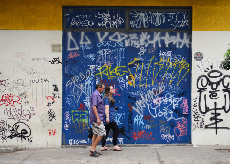 São Paulo - Pichações em Pinheiros, região oeste. A pessoa que for autuada pichando imóveis na cidade de São Paulo - e não quiser pagar uma multa de até R$ 10 mil - terá 3 dias (72 horas) para recuperar a paisagem urbana. (Rovena Rosa/Agência Brasil)
