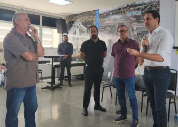 Leandro recebe representantes de bairros para ouvir reivindicações em Aparecida