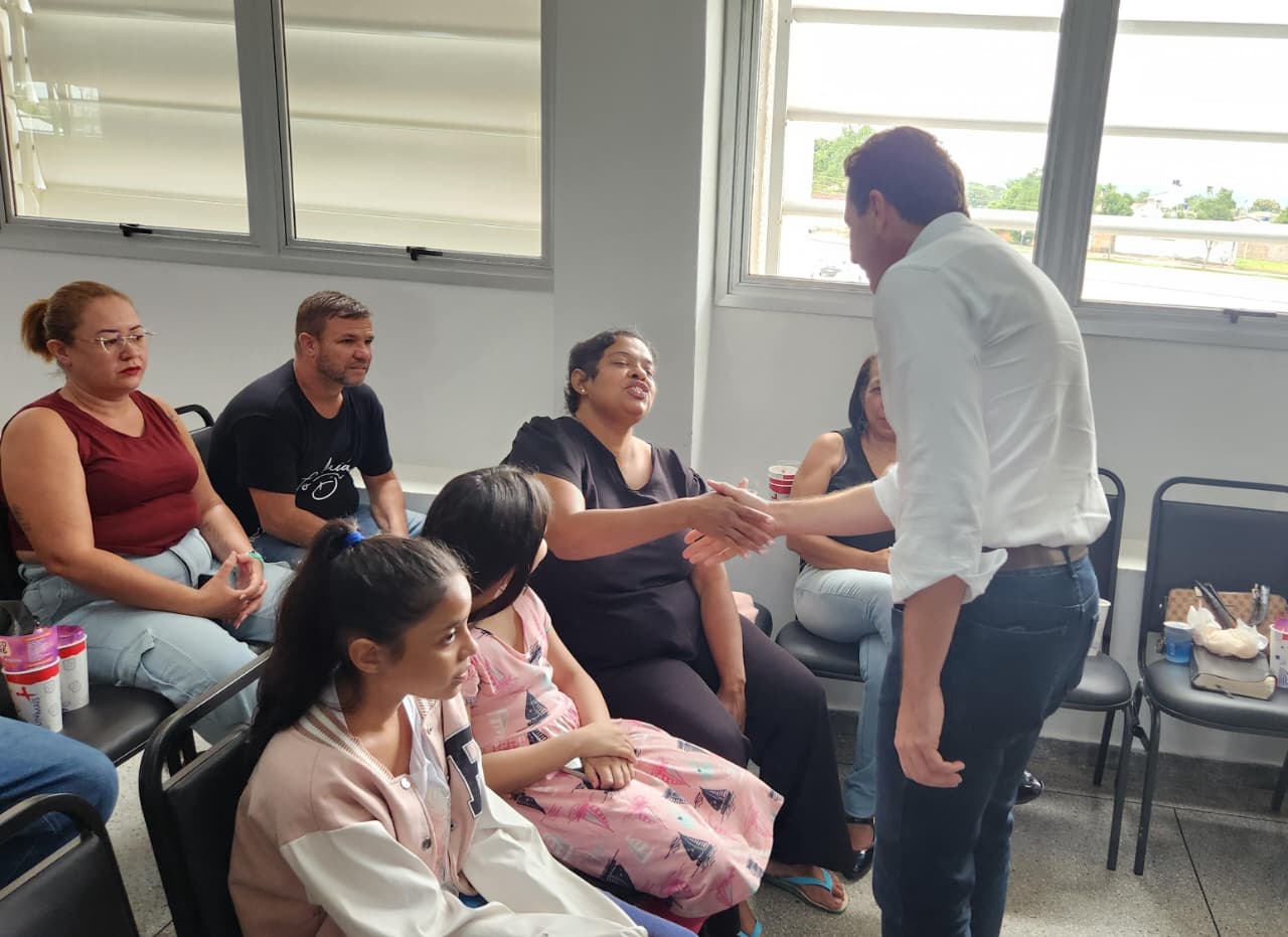 Leandro recebe representantes de bairros para ouvir reivindicações em Aparecida 