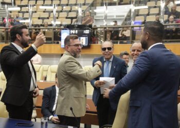 Parlamentares conversando com o presidente da Casa  | Foto: Millena Cristina