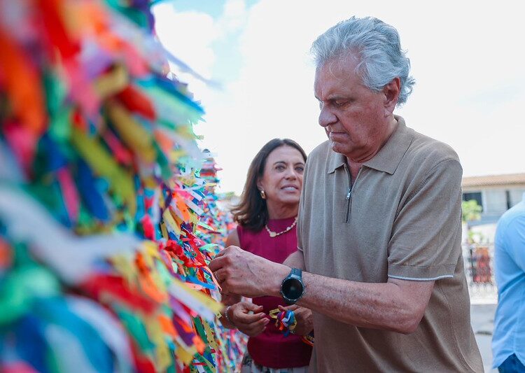 Gracinha e Ronaldo Caiado durante visita à Igreja do Nosso Senhor do Bonfim | Foto: Hegon Correa