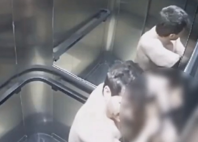 Influenciadora elevador