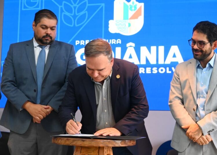 Prefeito Sandro Mabel durante nomeação de Adonídio | Foto: Divulgação