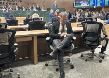 Deputado estadual Major Araújo de costas durante toda a sessão | Foto: Dayrel Godinho / Folha Z