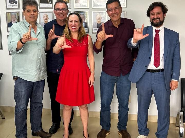 Adriana Accorsi ao lado dos pré-candidatos filiados ao PT | Foto: Divulgação