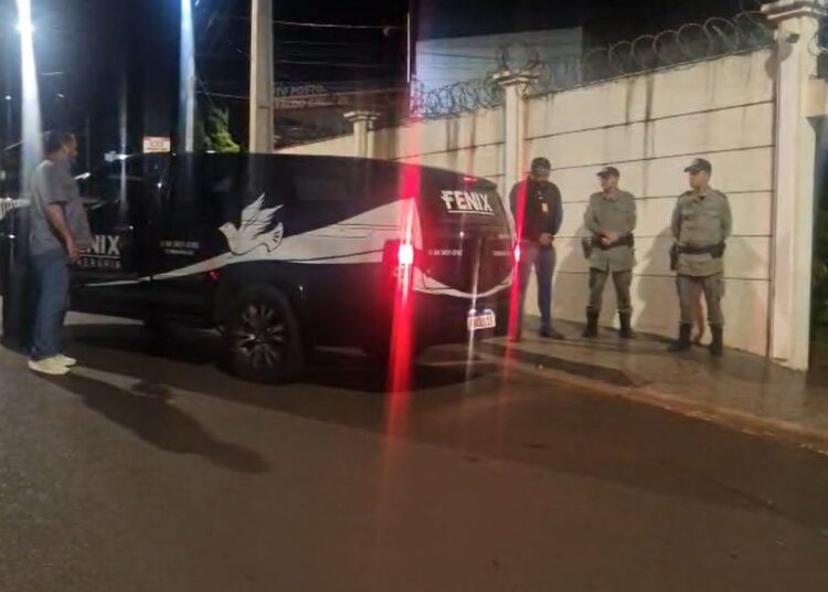 O velório ocorreu na casa do prefeito Dione Araújo, com participação apenas de familiares e amigos próximos