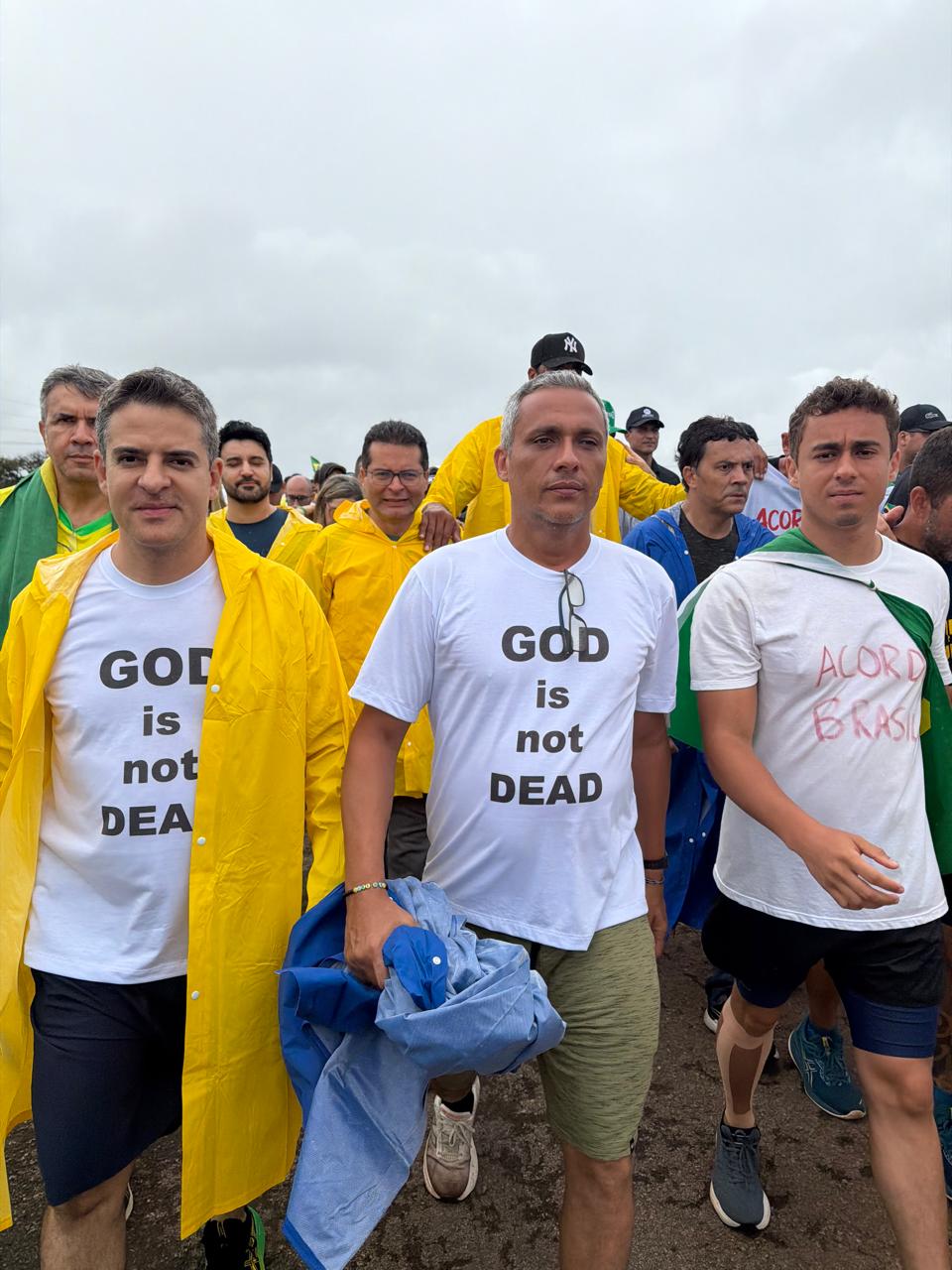 Dr. Ismael e Gustavo Gayer durante a caminhada do Acorda Brasil