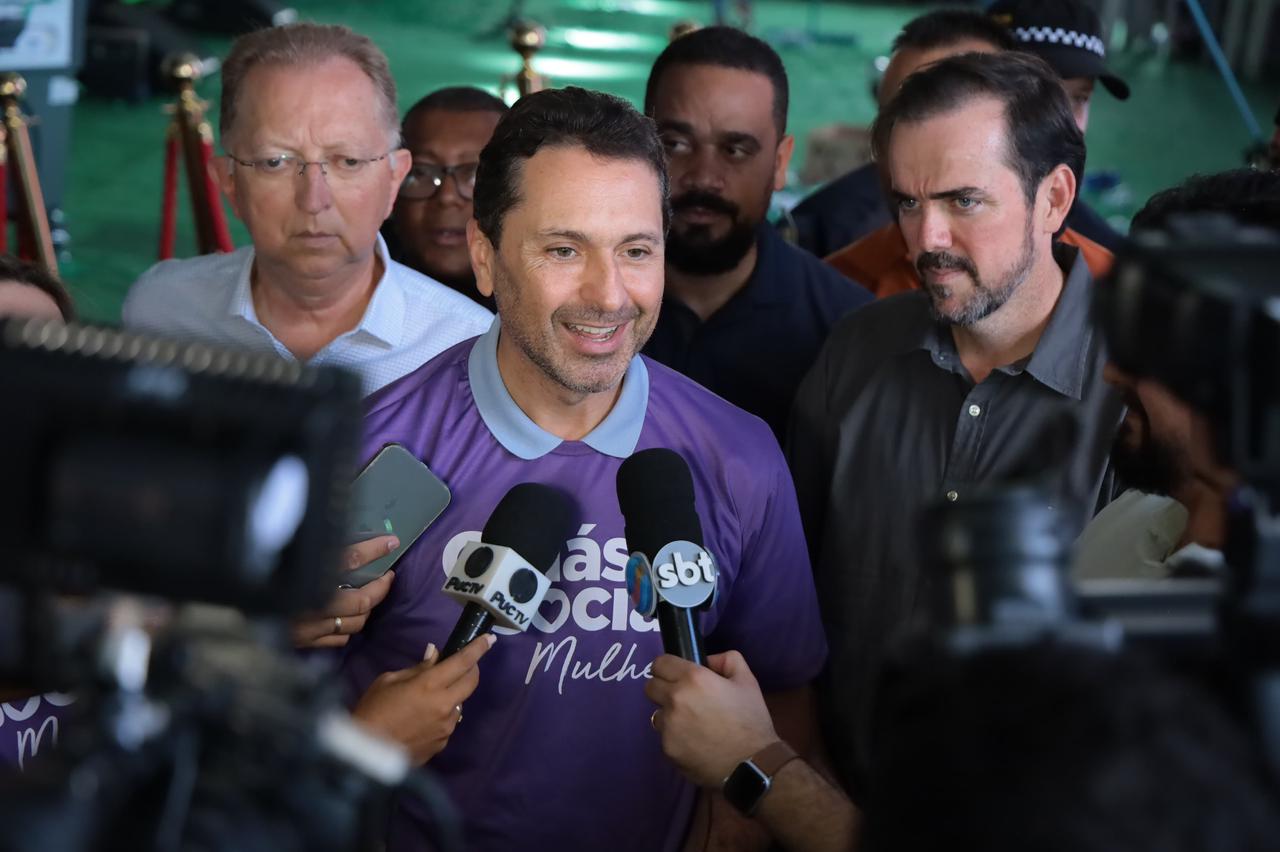 Prefeito Leandro Vilela ao lado do vice, João Campos, e do ex-prefeito Gustavo Mendanha | Foto: Divulgação