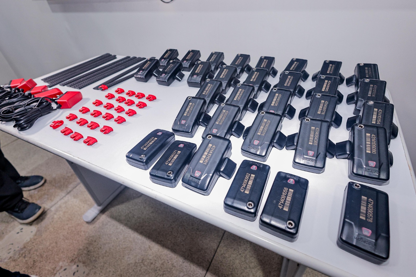 Quem agredir mulher vai pagar pelo uso da tornozeleira eletrônica em Goiás 