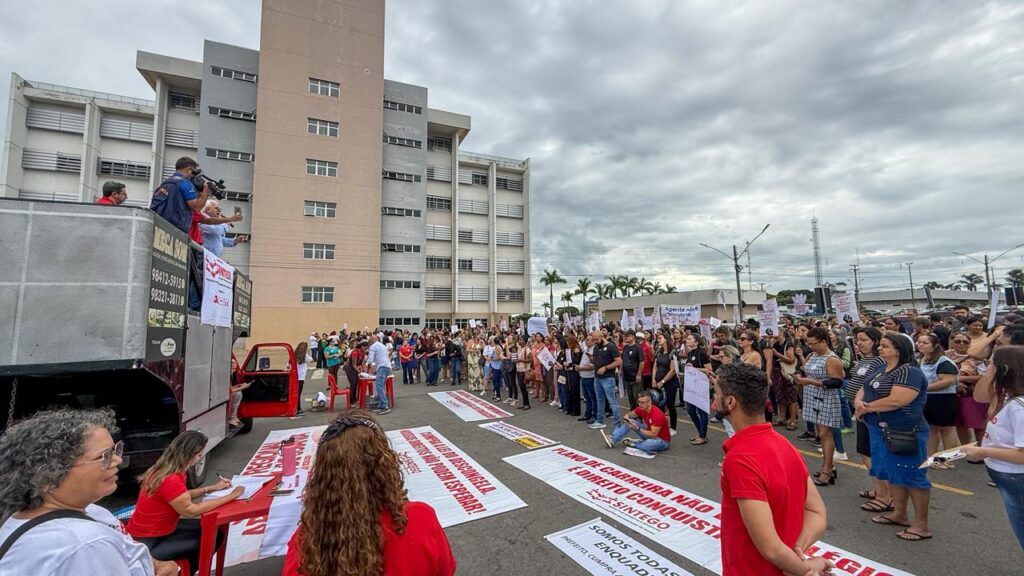 Educação realiza ato em aparecida para cobrar direitos