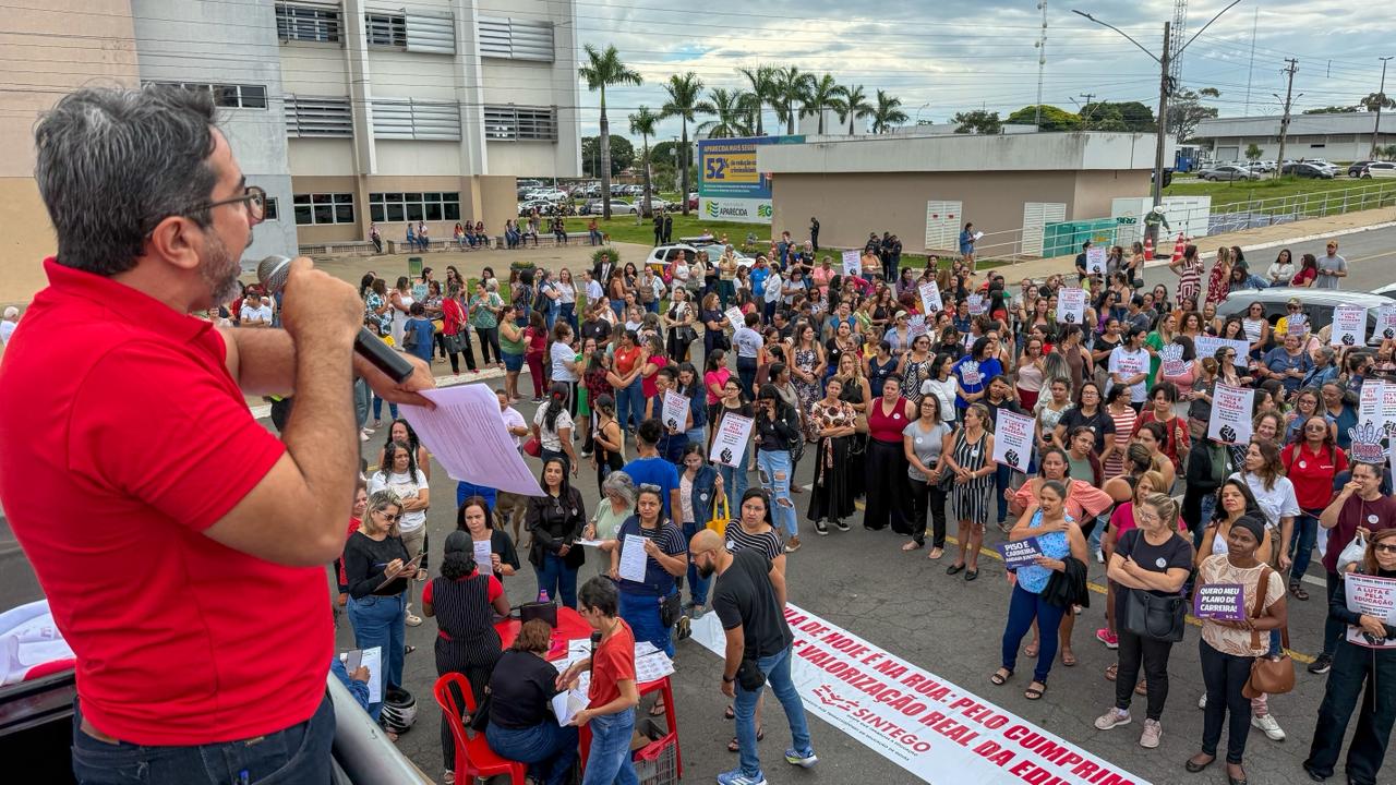 Ato em Aparecida cobra direitos de profissionais da educação 