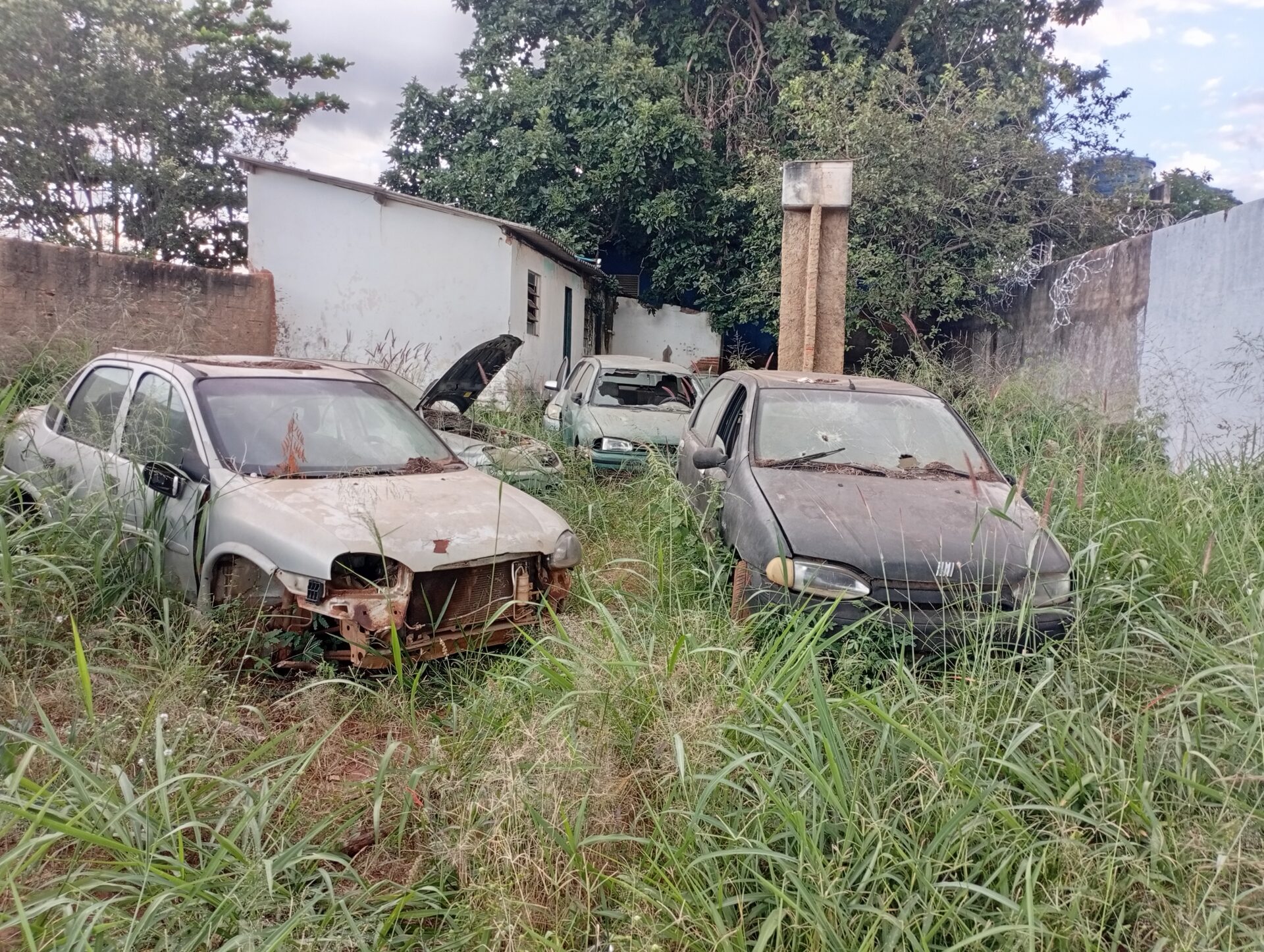Carros saqueados delegacia Aparecida de Goiânia 