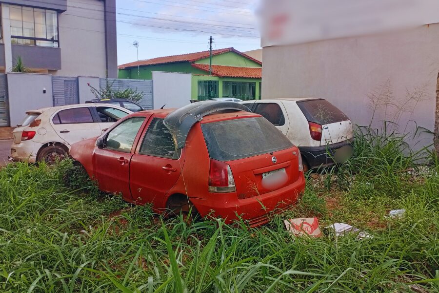 Carros saqueados delegacia Aparecida de Goiânia 