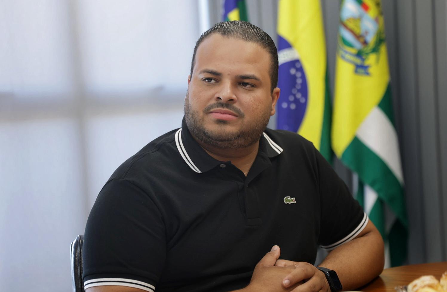 Vereador Dieyme Vasconcelos compara escolas municipais de Aparecida a particulares durante entrega de reforma