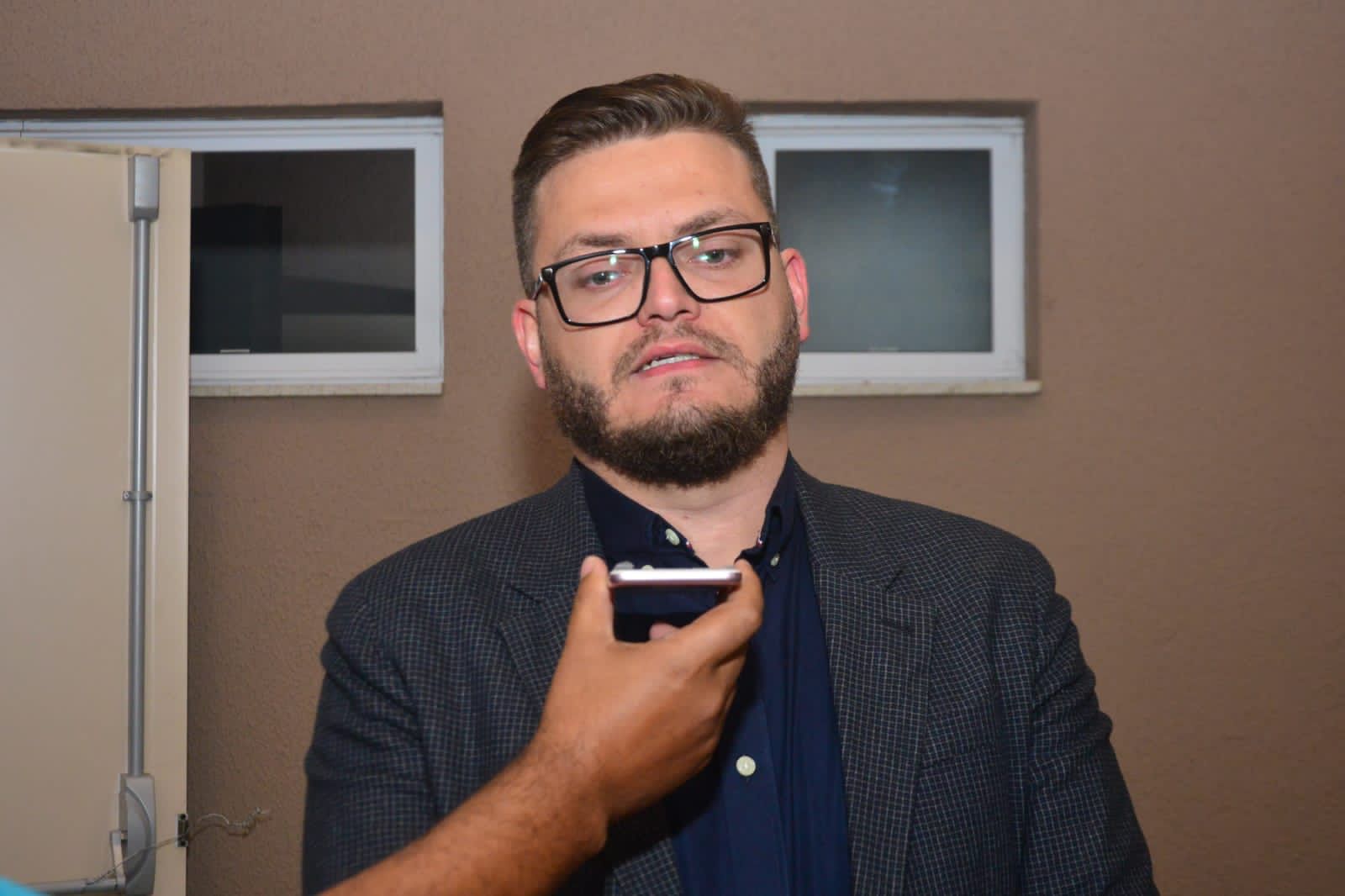 Erick Magalhães recua de projeto estadual e mira eleição para vereador em Aparecida
