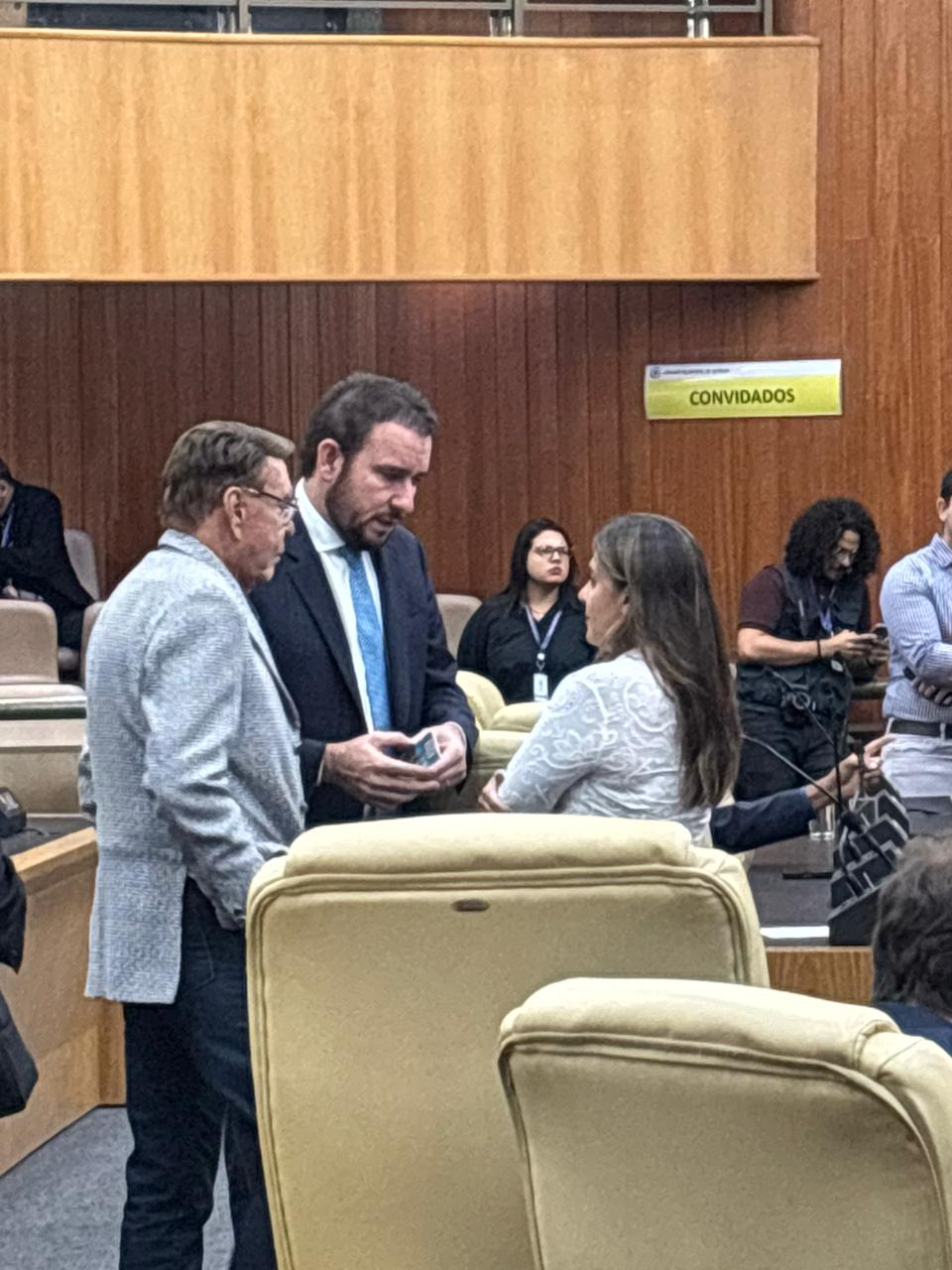 Um dia após falha de quórum da base, Sabrina Garcez vai à Câmara e se reúne com vereadores