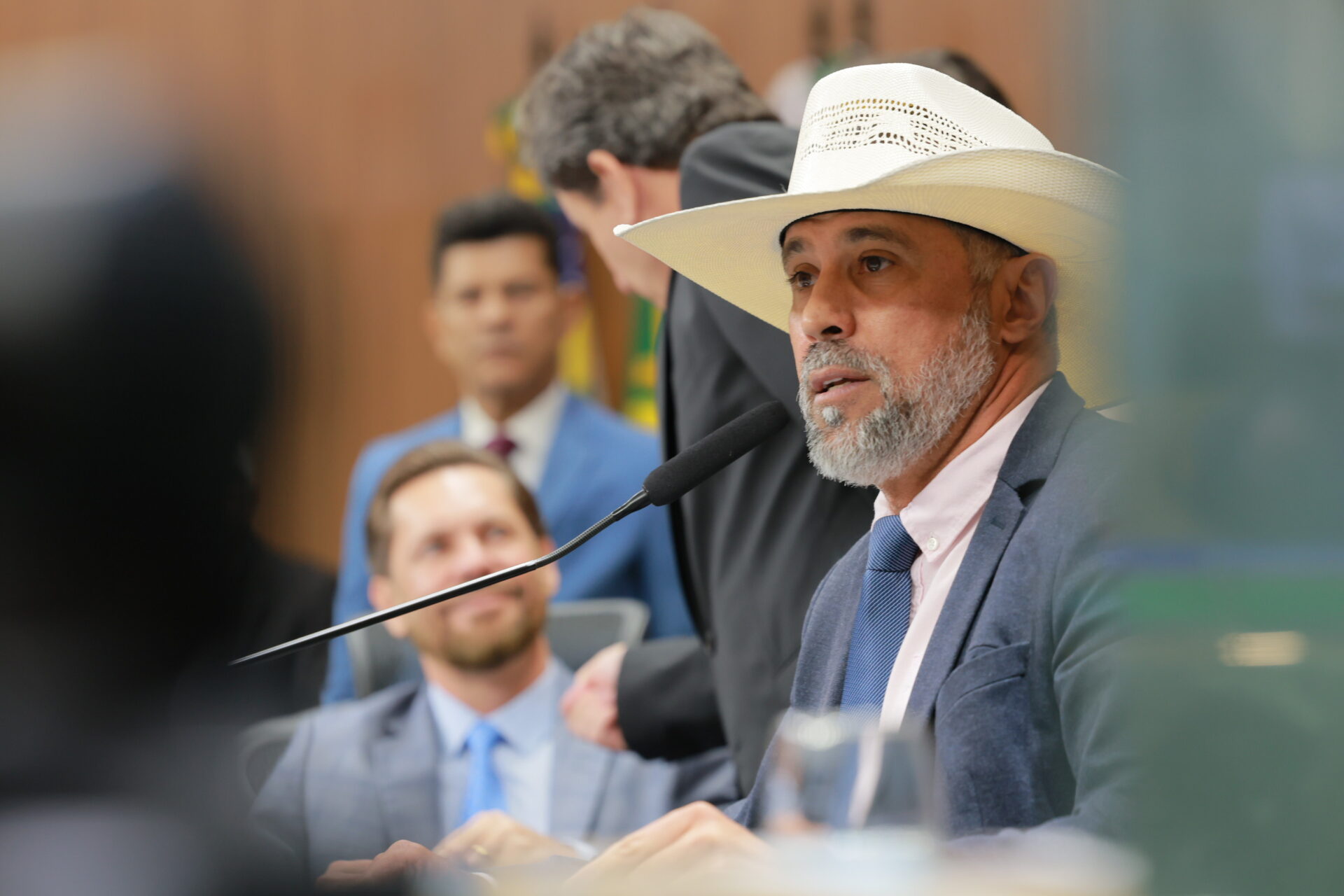 Amauri Ribeiro vive dia de altos e baixos na Alego: 1 vitória e 1 derrota