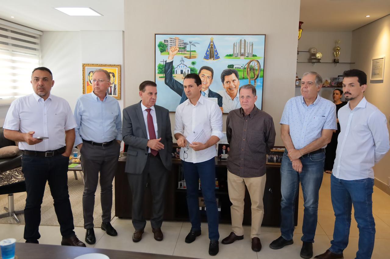 Leandro e Vanderlan anunciam asfalto para o Rosa dos Ventos e Colina de Homero