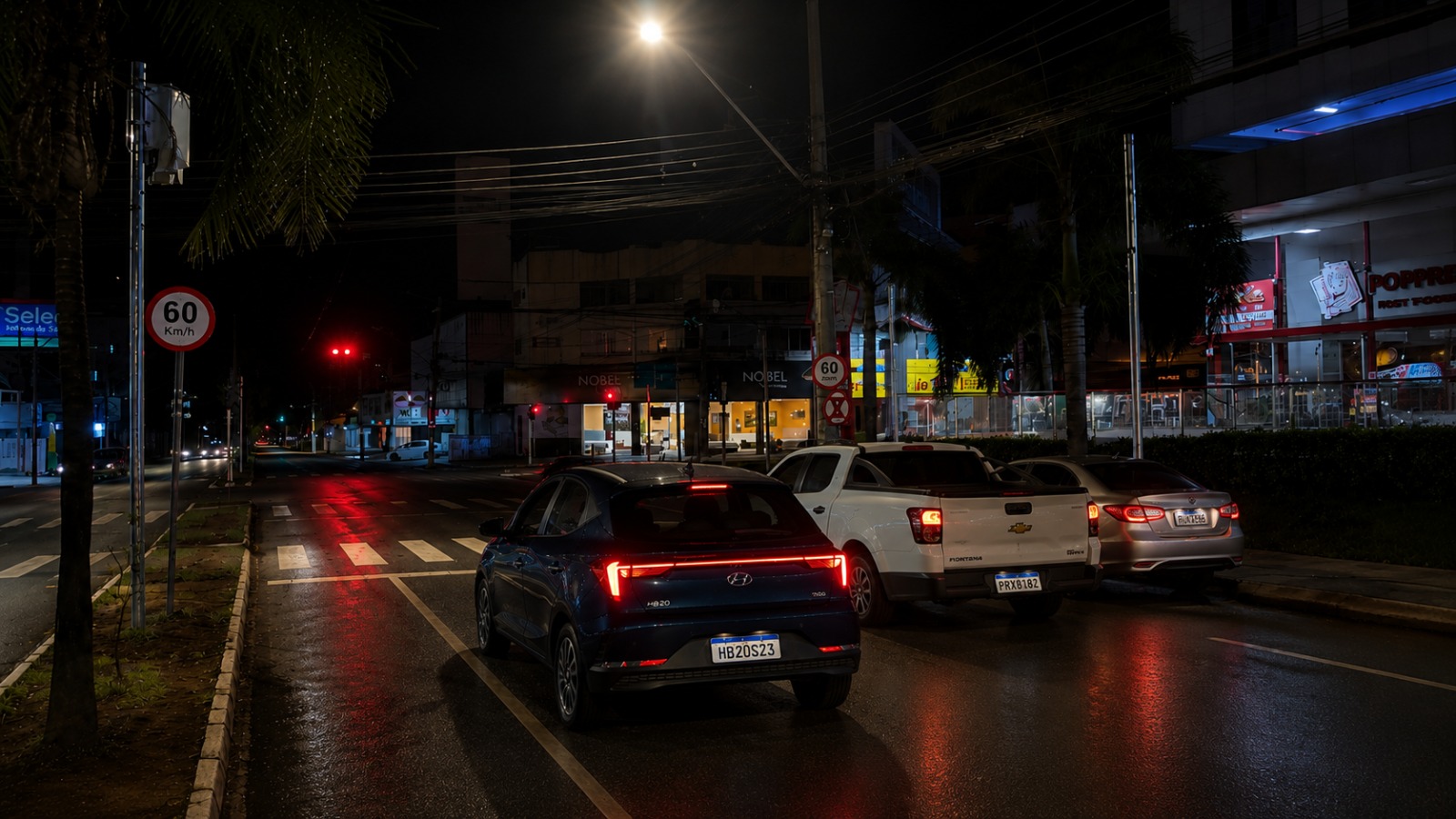 Carros avançando por semáforo